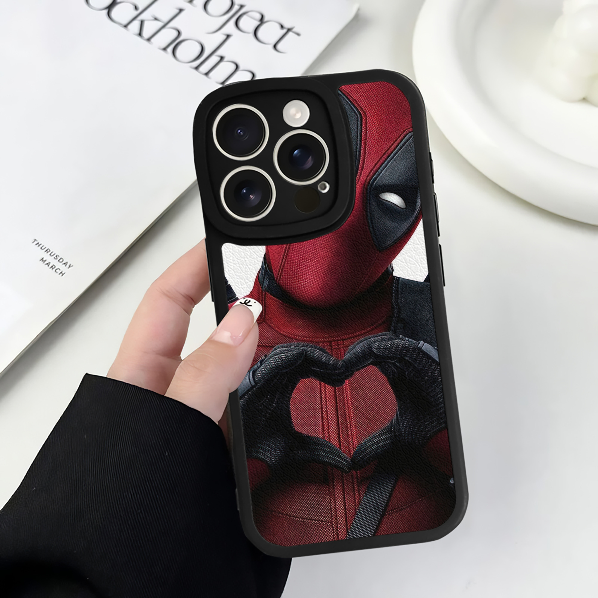 （画像用） Deadpool デッドプール 【iPhone 16シリーズ対応】シリコンスマホケース（レザー調） 材質：シリコン